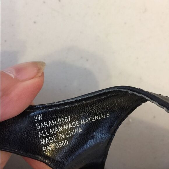 Avenue “Sarah” black thong sandals size 9 wide - Picture 7 of 7